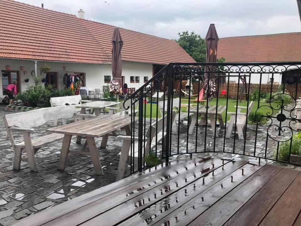 Penzion A Hospoda Na Statku Hluboka nad Vltavou Exterior photo
